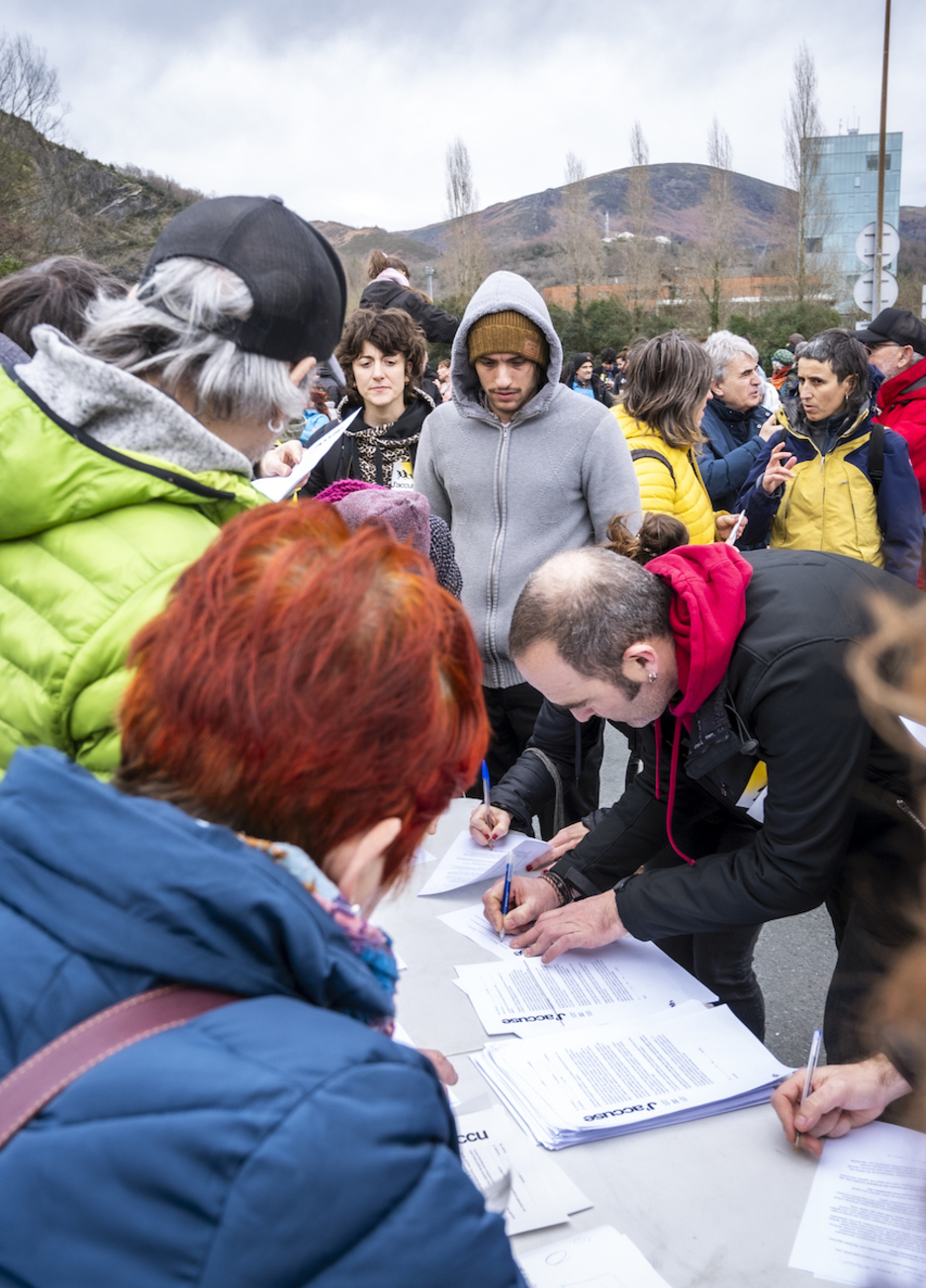 Manifestazioan ere ekintzaileak babesteko autoinkulpazioak jaso dituzte. Manifestazioan ere ekintzaileak babesteko autoinkulpazioak jaso dituzte.