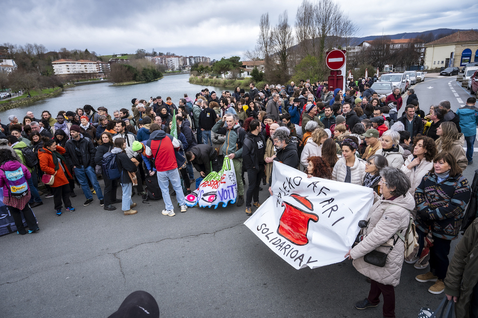 Bidasoa gurutzatu nahian hil diren migratzaileak gogoan izan dituzte. Bidasoa gurutzatu nahian hil diren migratzaileak gogoan izan dituzte.