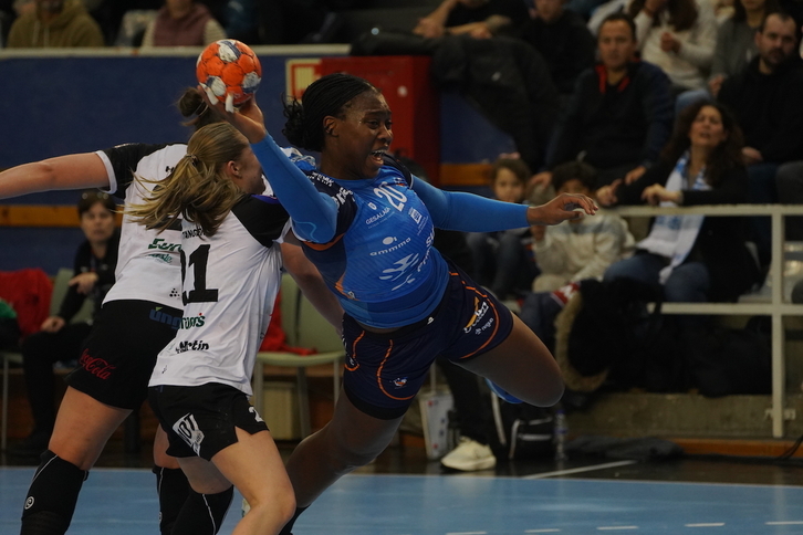 Lyndie Tchaptchet trata de realizar un lanzamiento ante una férrea defensa noruega.