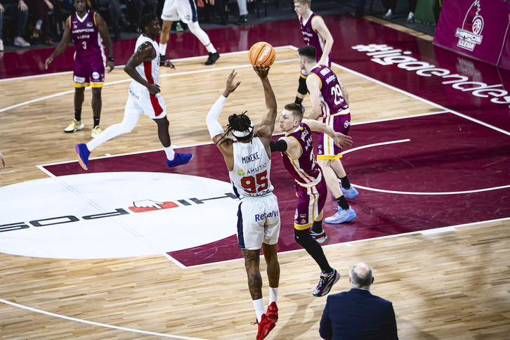 Moneke lanza de tres en el partido ante el Lleida.