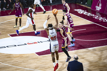 Moneke lanza de tres en el partido ante el Lleida.