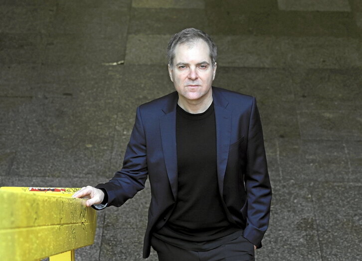 Galder Gaztelu-Urria, durante el rodaje, con Mary Elizabeth Winstead y Timothy Spall.