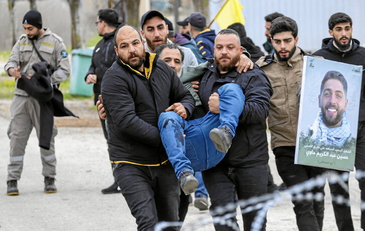 Libaneses llevan a un herido en una de las protestas contra la presencia del Ejército israelí.