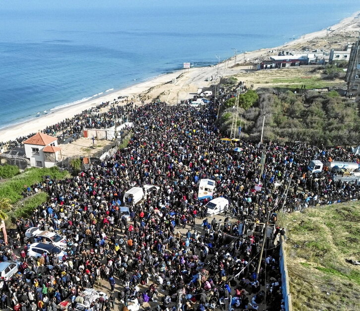 Miles de palestinos, en Nuseirat, a la espera de cruzar al norte de la Franja.