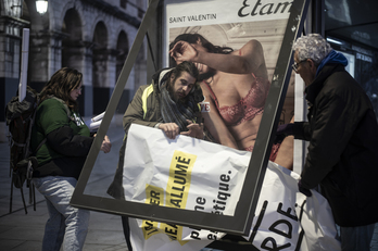 Bizi! est familier d’actions contre les publicités dans l’espace public au contenu sexiste.