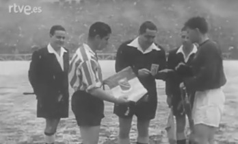 Gainza y Byrne, una de las víctimas de Munich, al inicio del partido.