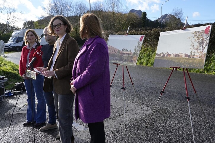Responsables municipales y forales en la presentación de la nueva infraestructura asistencial.