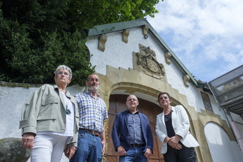 Axun y Migel Mari Lasa, a las puertas de La Cumbre en junio de 2022 junto a Juan Karlos Izagirre y Mertxe Aizpurua. 