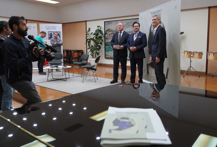 Ezkerretik eskuinera, Bingen Zupiria, Robert Treviño eta Oriol Roch, 2024-25 denboraldiaren aurkezpenean.