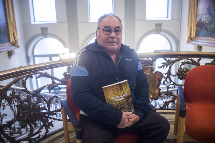 Pello Zabala 'Natura labur mintzo' liburuaren edizio berriaren aurkezpenean, 2019an.