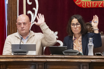 El portavoz jeltzale, Iñaxio Uriarte, y a la alcaldesa de Getxo votan contra la moción que pedía una comisión de investigación.