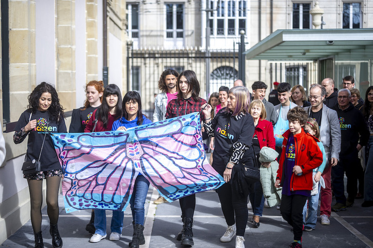 Naizen elkarteko familiak, Gasteizko Legebiltzarrera sartzen, joan den otsailean, transexualitate legearen erreforma onartu zenean.