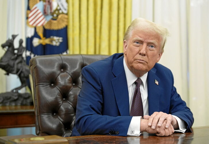 Estatu Batuetako presidentea, Donald Trump, Etxe Zuriko Bulego Obalean, agindu exekutiboak sinatzen.