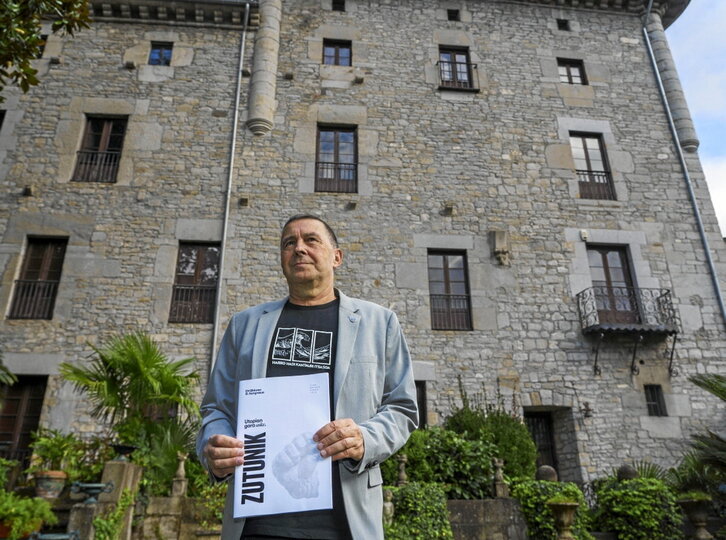 Arnaldo Otegi, secretario general de EH Bildu, con la ponencia que se someterá a votación.
