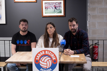 Representantes de Sadar Bizirik en una pasada comparecencia de prensa.