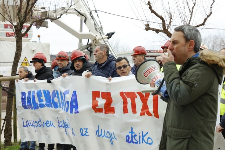 Concentración de trabajadores de Astilleros Balenciaga en Donostia.