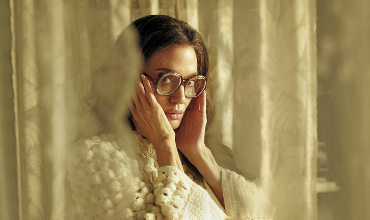 Angelina Jolie se mete en el papel de la cantante de ópera Maria Callas, en la película «Maria» de Pablo Larraín, director que con anterioridad ya había retratado a Jackie Kennedy y a Diana Spencer.