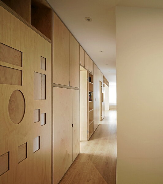 Irudietan, etxea antolatzen duen armairu lineala, estantzia bakoitzari erantzuteko diseinatua.