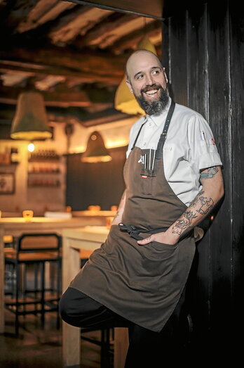 El chef Edorta Lamo posa sonriente en Arrea!, el restaurante que regenta en Kanpezu.
