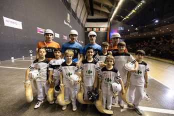 Urreisti-Gorka eta Laduche-Manci, Hondarribiko Pilota Eskolako haurrekin Gernikan.