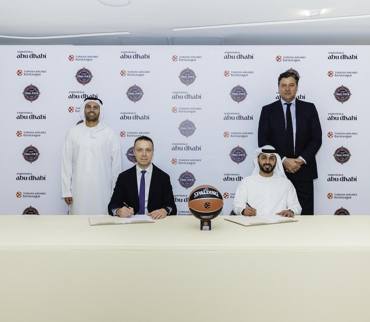 Paulius Motiejunas y Dejan Bodiroga, junto con los rectores de Abu Dhabi, sellan el trado por la Final Four de la Euroliga de 2025.