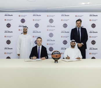 Paulius Motiejunas y Dejan Bodiroga, junto con los rectores de Abu Dhabi, sellan el trado por la Final Four de la Euroliga de 2025.