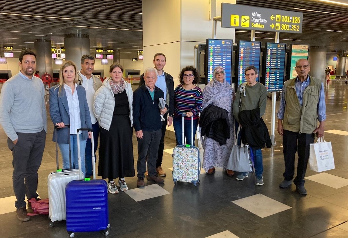 Los parlamentarios y resto de la delegación, al embarcar rumbo al Sahara.