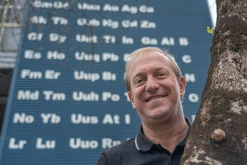 Jon Mattin Matxain, Kimikako eraikinaren aurrean.