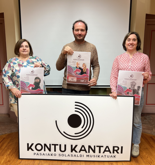 Beatriz Caballero Kultura teknikaria, Aitor Brion zinegotzia eta Alazne Mendikute Kultura dinamizatzailea, programazio berriaren aurkezpenean.