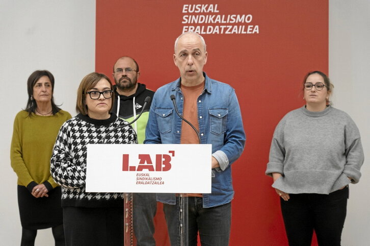 Representantes de LAB, en la comparecencia ofrecida ayer en Bilbo.
