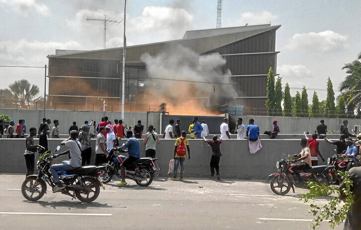 Incendio en la entrada de la embajada de Bélgica en Kinsasa, uno de los objetivos de la ira de los congoleños.