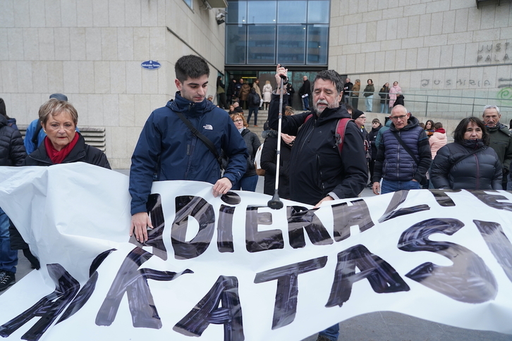 Eñaut eta Joseba Alvarez, epai-aretora sartu aurretik, Piztuk deitutako elkarretaratzean.