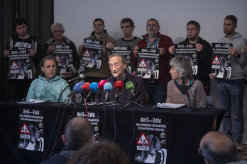 AHTren lanen gehiegikirien berri emateko AHT Geldituk egindako agerraldia. Gorka Ovejero ezkerrean.