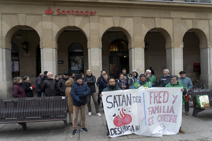 Concentración de la PAH ante el Banco de Santander para denunciar el desahuicio de Fred y su familia.