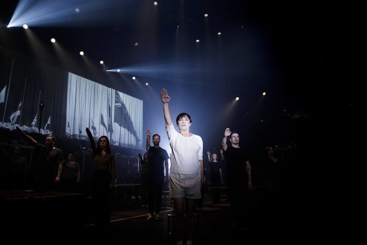 Blanca Portillo, junto a avarios actores y actrices de ‘1936’, en uno de los ensayos de la obra que este viernes se presenta en el teatro Arriaga de Bilbo. 