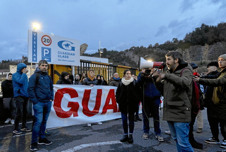 Concentración en el acceso a la planta de Guardian Glass en Laudio.