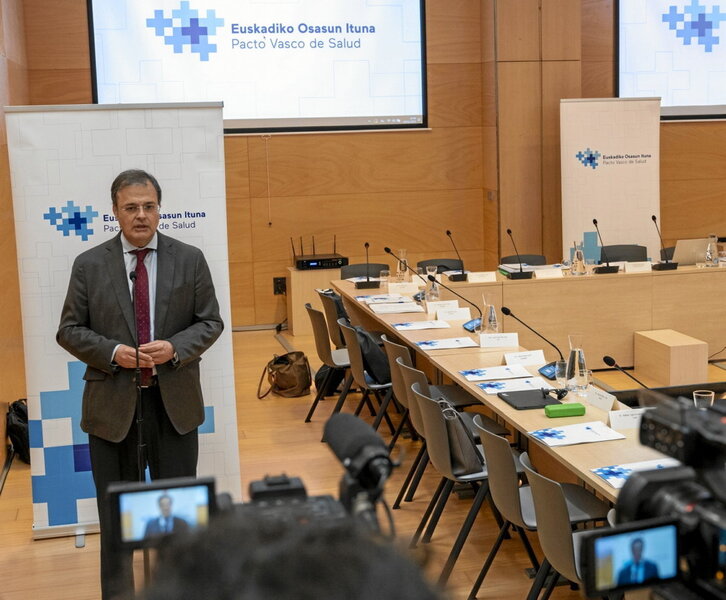 El consejero de Salud, Alberto Martínez, hace declaraciones a los medios.
