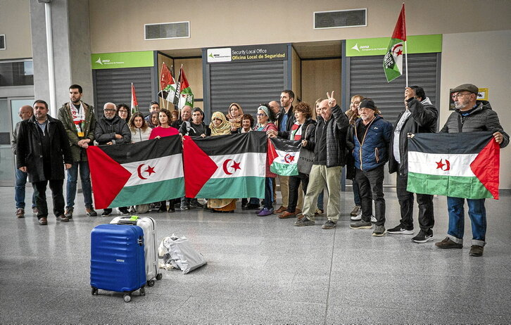 Recibimiento en el aeropuerto de Noain a la delegación vasca vetada por Marruecos en el Sahara ocupado.