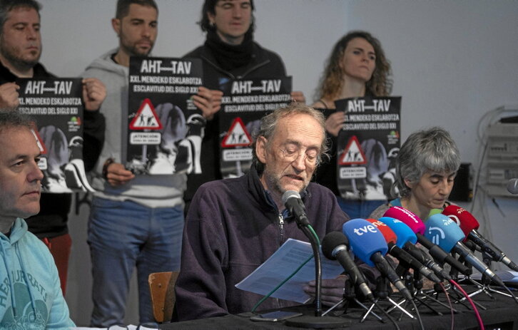 AHTren lanen gehiegikerien berri emateko, AHT Geldituk Iruñean egindako agerraldia. Lehen planoan, ezkerrean, Gorka Ovejero.