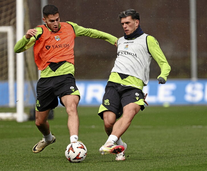 Zakharyan, en la imagen junto a Javi López, regresa a una convocatoria.