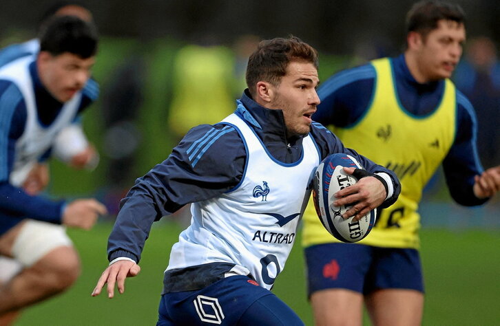 El medio melé francés Antoine Dupont, durante un entrenamiento celebrado esta semana en las instalaciones de Marcoussis.