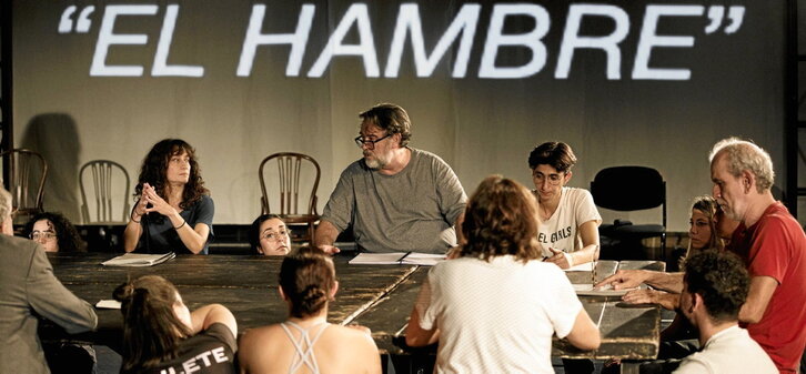 Blanca Portillo, junto a avarios actores y actrices de «1936», en uno de los ensayos de la obra que este viernes se presenta en el teatro Arriaga de Bilbo.