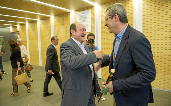 Andoni Ortuzar y Markel Olano, en una fotografía de archivo de cuando el guipuzcoano fue nombrado diputado general.