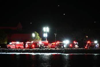 Larrialdi zerbitzuak bidaiariak ibaitik erreskatatzeko lanetan.