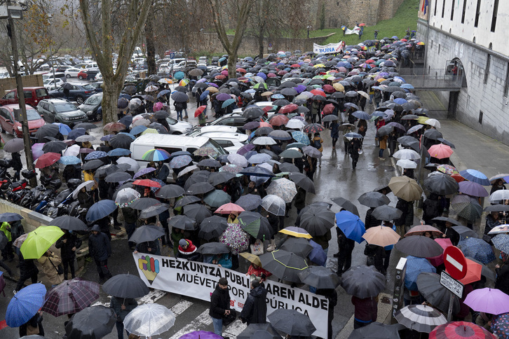 Los sindicatos se han congregado frente a la puerta de Educación.