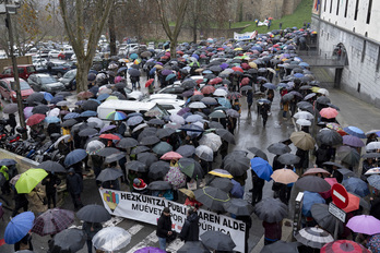 Los sindicatos se han congregado frente a la puerta de Educación. 