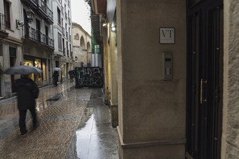 Un indicativo informa de la existencia de un piso turístico en la calle Tenderia, de Bilbo.