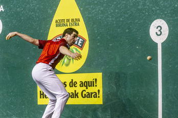 Aranguren se dispone a golpear la pelota el pasado domingo en el Astelena.