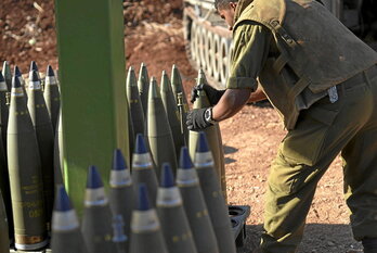 Soldadu israeldar batek jaurtigai bati eusten dio artilleria posizio batean, Israelek Libanorekin duen iparraldeko mugatik gertu.