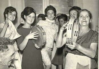 Ezkerretara, Romualda Zuloaga panderoarekin. Eskuin aldean, bere alaba Belen Ojanguren panderoa joz. Haien etxean ez omen zen inoiz festarik falta.